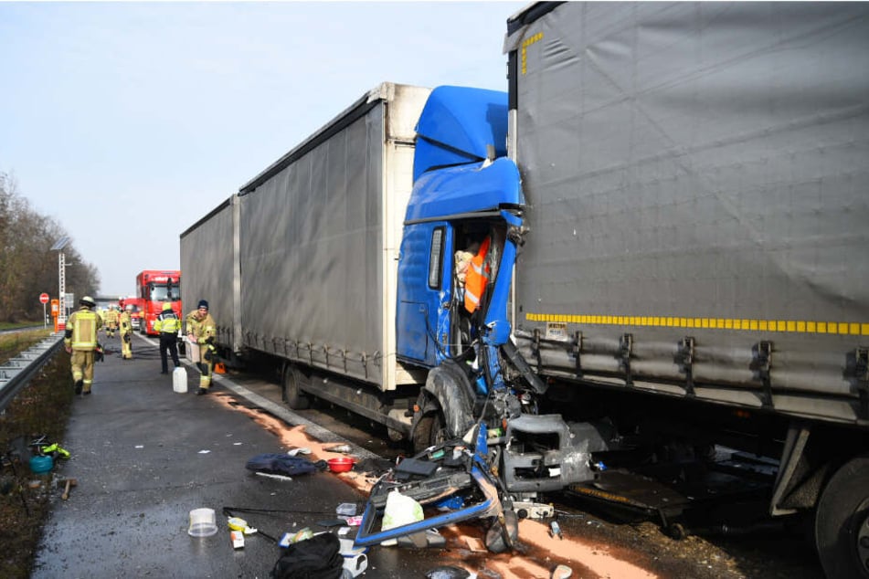Ein Blick auf die kollidierten Lastwagen.