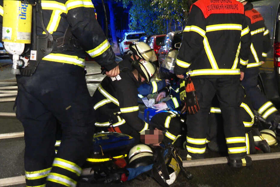 Einsatzkräfte versorgen den Kollegen, der bewusstlos am Boden liegt.
