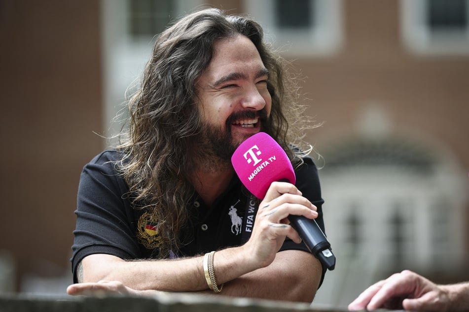Tom Kaulitz ist während der Fußball-WM 2026 Fan-Experte bei Magenta TV.