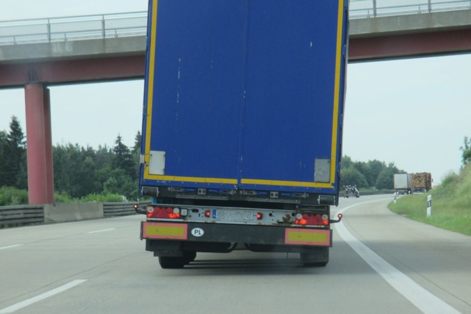 Andere Autofahrer hatten bemerkt, wie schief der Lkw lag.