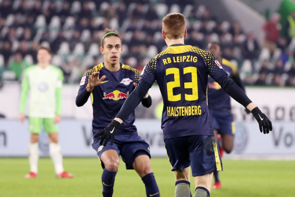 Achtung, "Halste" kommt zum Jubeln! Yussuf Poulsen (l.) nimmt sich in Acht, als Marcel Halstenberg nach seinem Tor zum 1:1 auf ihn zugelaufen kommt.