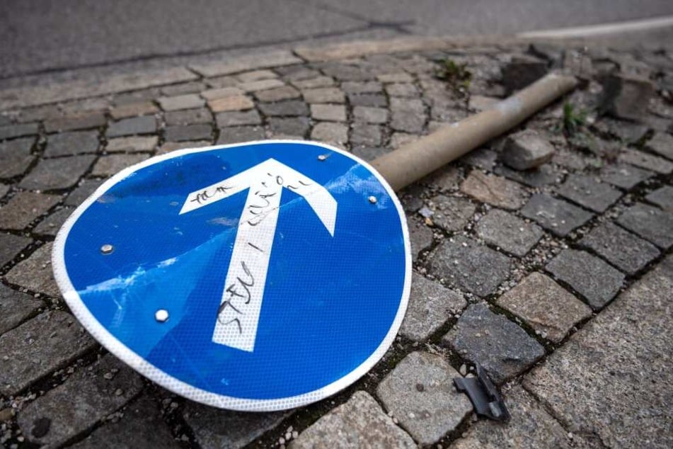 Durch beschädigte Schilder steigt die Gefahr von Unfällen.