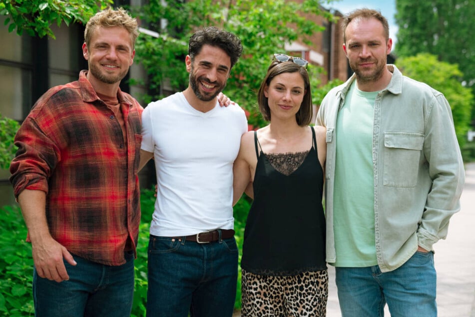 ... und ist von seinen Kollegen Niklas Osterloh (l.), Anna-Katharina Fecher (beide 37) und Patrick Heinrich (41, r.) herzlich in Empfang genommen worden.