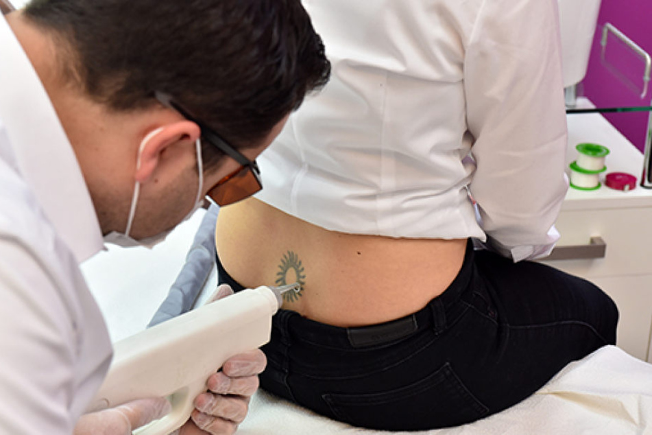 Hier lasert er gerade Kundin Agnieszka (35) ein Tattoo weg, ein langwieriger Prozess.
