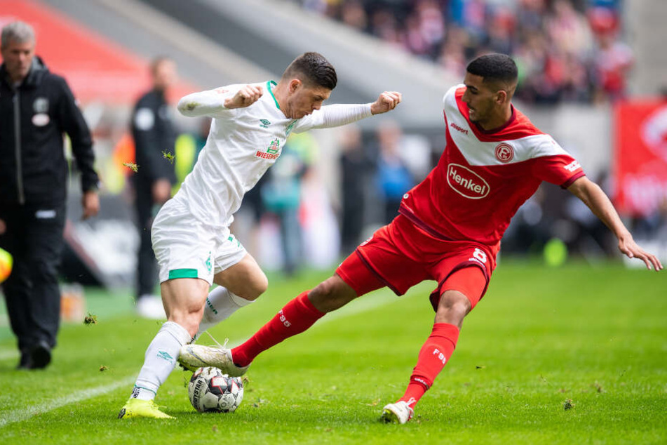 Aymen Barkok (re.) im Zweikampf mit Bremens Milot Rashica.
