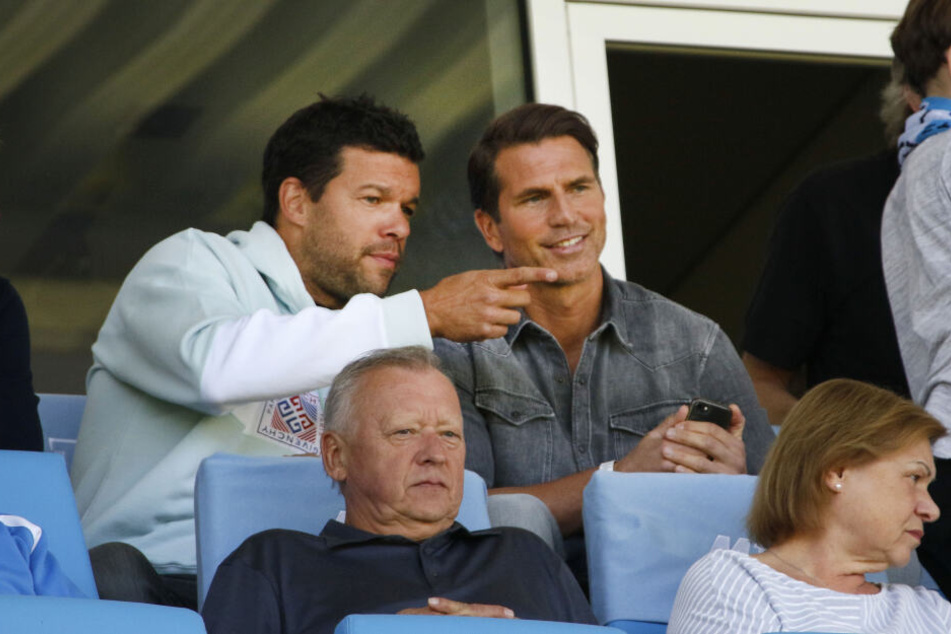 Michael Ballack schaute sich das Derby gegen Jena gemeinsam mit Patrick Glöckner an, der als neuer CFC-Trainer im Gespräch ist.