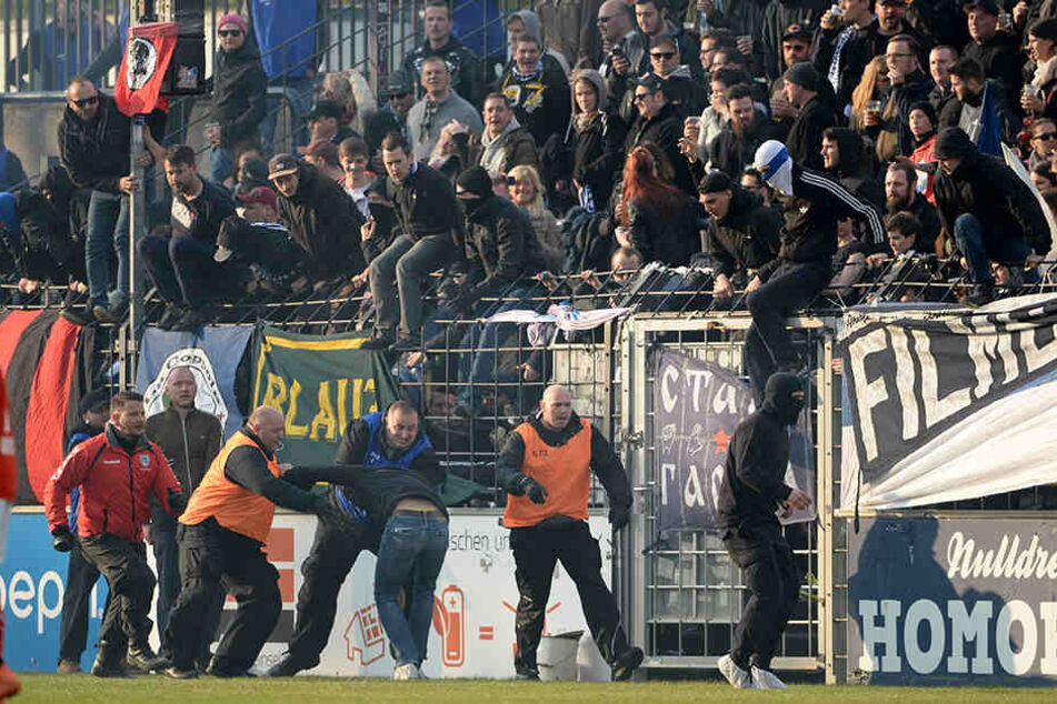 Ordner haben einen Cottbuser eingefangen. Das Spiel stand kurz vor dem Abbruch.