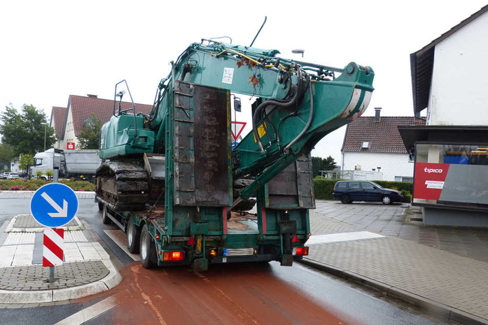 Dieser Tieflader mit geladenem Bagger krachte gegen die Brücke.