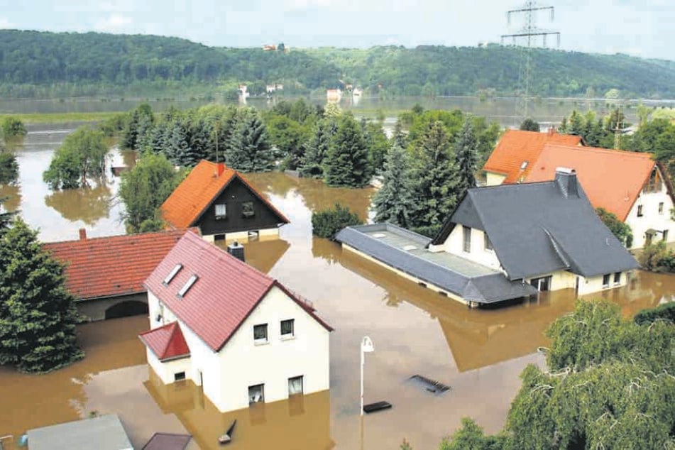 Das tiefer gelegene Brockwitz mit rund 40 Häusern wird bei Elbe-Hochwassern geflutet, wie diese Aufnahme vom Juni 2013 zeigt.  