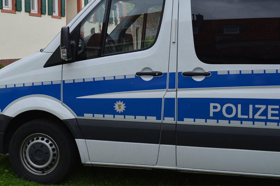 Die Polizei nahm die Frau fest, nachdem sie von dem Busfahrer und einem Zeugen bis zum Eintreffen der Beamten festgehalten wurde (Symbolbild).