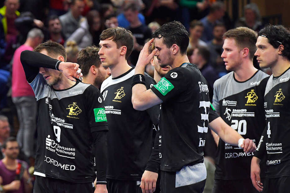 Enttäuschte Dresdner nach der 25:27-Niederlage, von links Julius Dierberg, Adrian Kammlodt, Roman Becvar, Nils Kretschmer und Gabor Pulay.