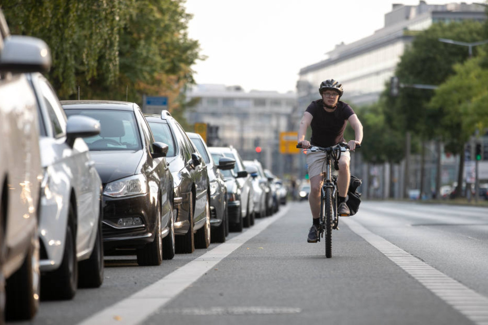 Die Stadt prüft, ob der Radweg entlang der St. Petersburger Straße sicherer werden muss.