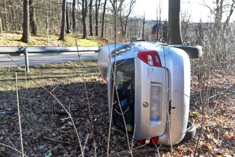 Der Skoda kam auf der Seite zum Liegen.