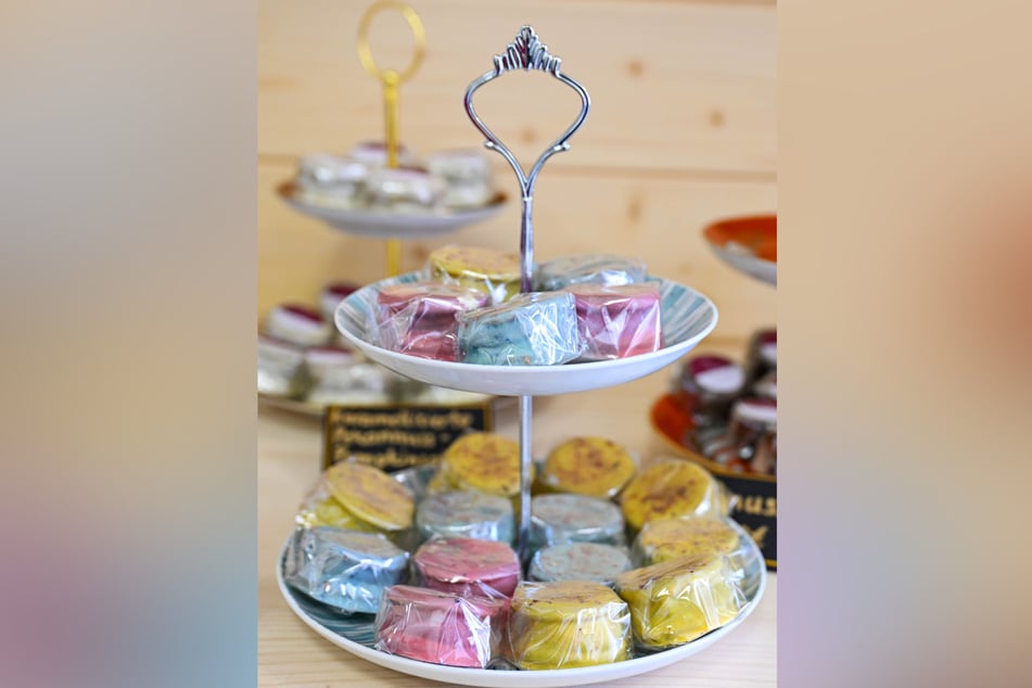 In dem Café am Schillerplatz werden die "Alfajores" auf alten Tafelservices angerichtet.