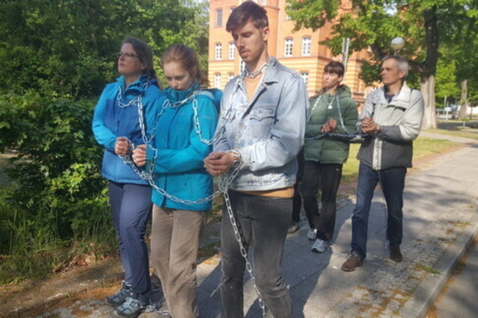 Die Klimaaktivisten laufen in Ketten durch Neuruppin.