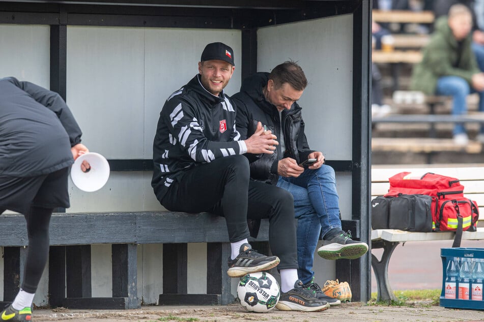 HFC-Trainer Robert Schröder (37, M.) lacht. Sein Vertrag wurde ebenso verlängert wie der von Sportchef Daniel Meyer (46, r.)