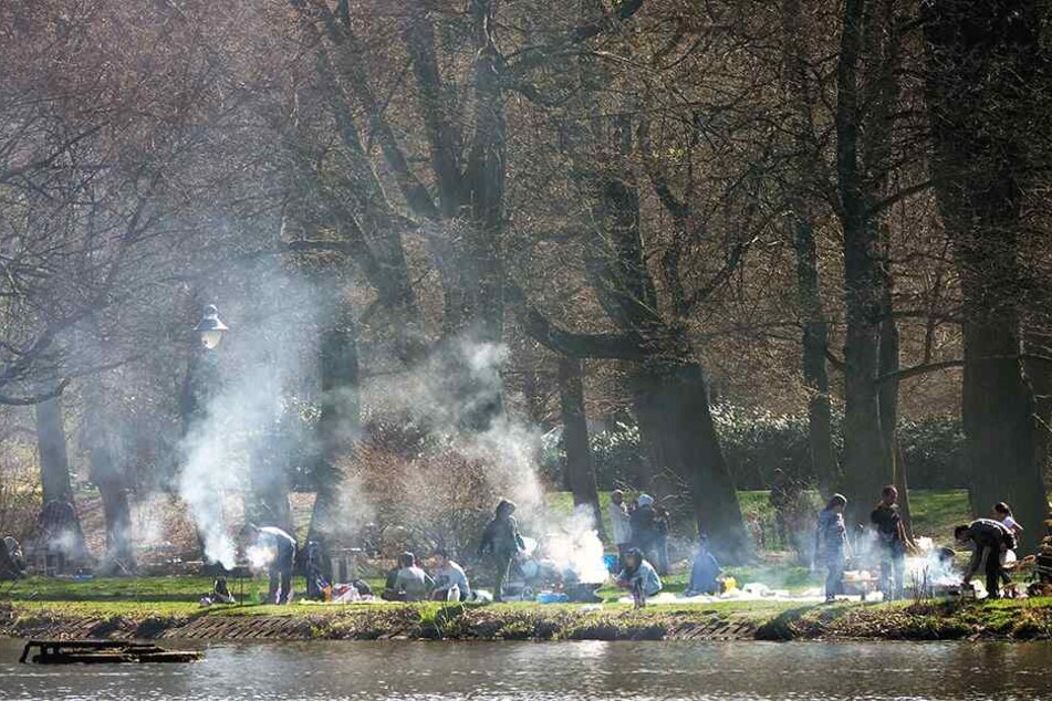 Die sommerlichen Temperaturen lockten am Wochenende zahlreiche Grill-Fans an den Schlossteich. Zurück blieben Müllberge und sinnlose Zerstörungen.