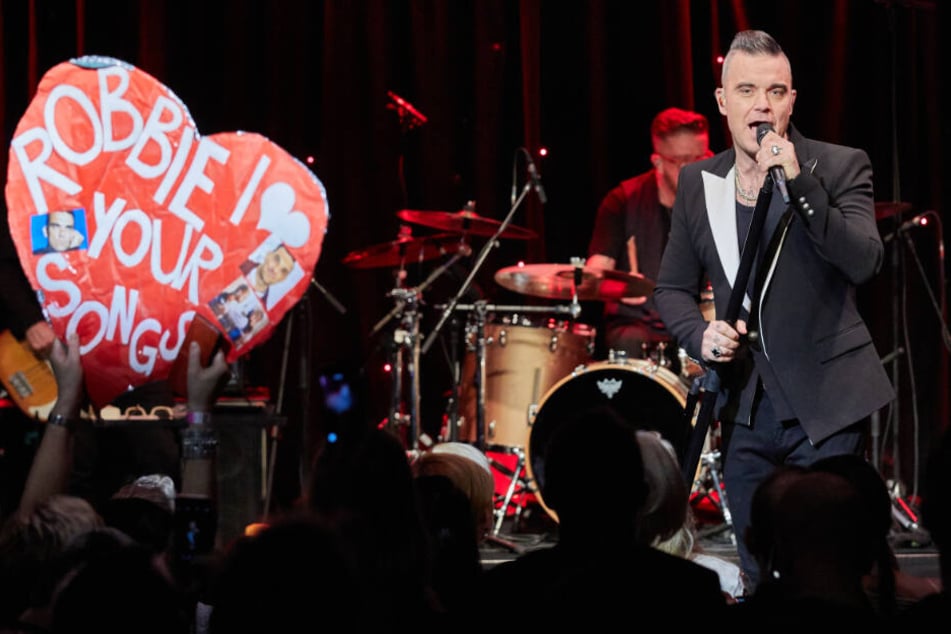 Robbie Williams trat in Hamburg vor 100 Fans auf.
