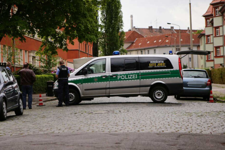 Das Gebiet, indem der mutmaßliche Waffenträger vermutet wird, ist weiträumig abgesperrt.