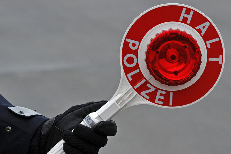 Per Stoppsignal baten Beamte das Fahrzeug anzuhalten.
