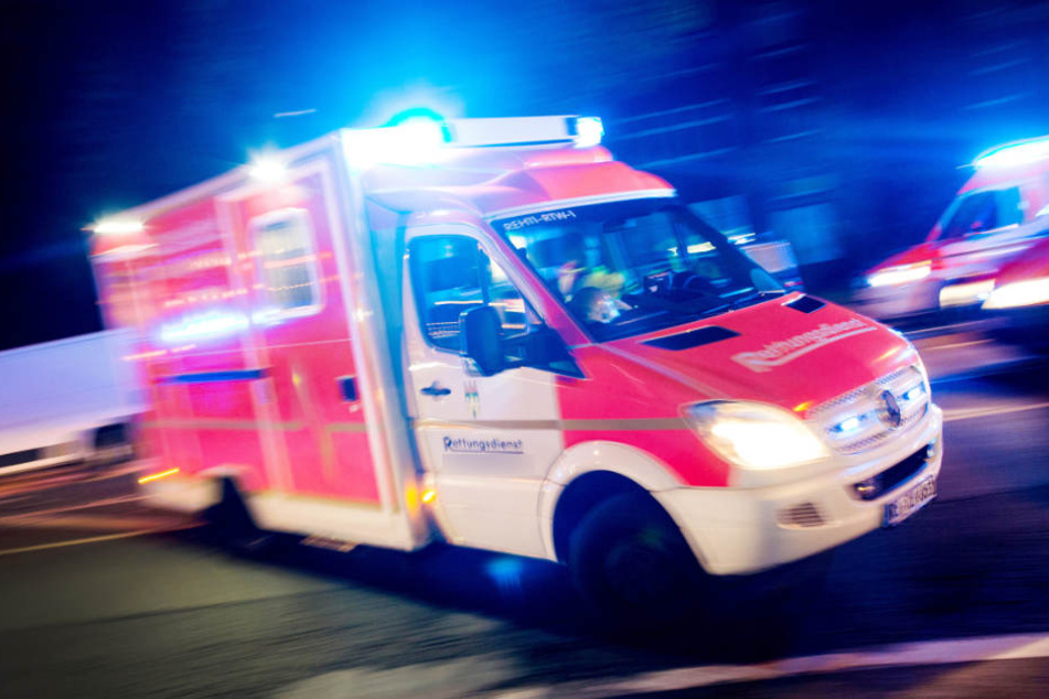 Die Helfer suchten Schutz vor dem aggressiven Mann. (Symbolbild)