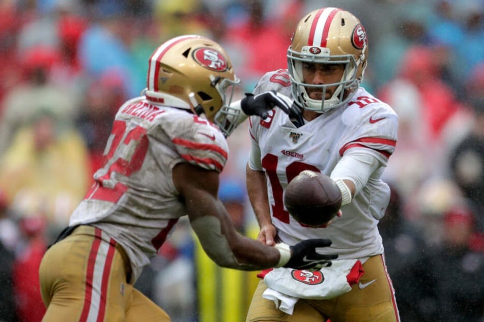 Run play bald in Bayern? Quarterback Jimmy Garoppolo (r.) von den San Francisco 49ers übergibt den Football an Matt Breida. (Archiv)