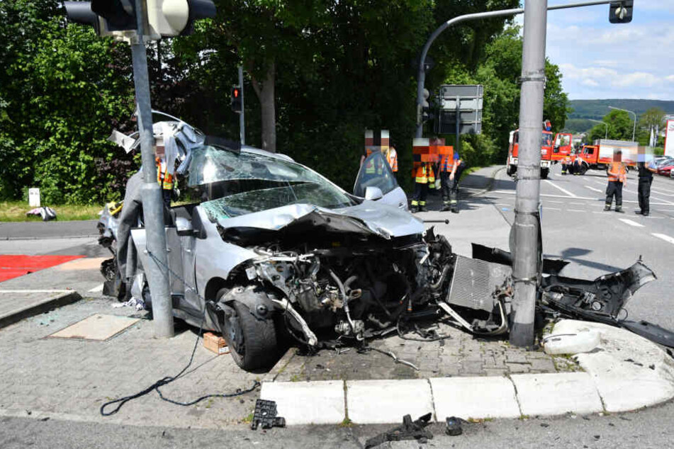 Alle fünf Insassen des Pkw wurden schwer verletzt.