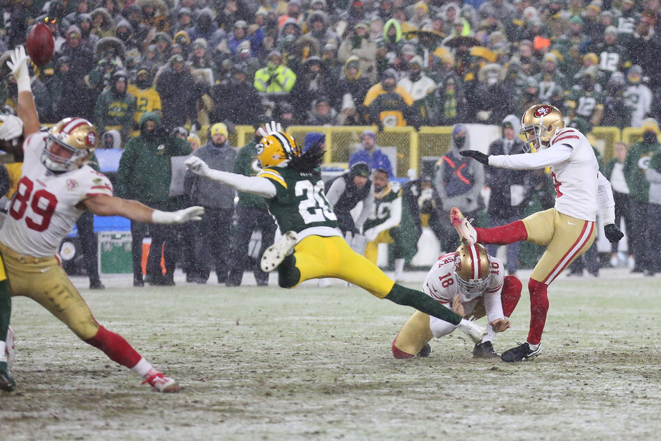 49ers kicker Robbie Gould (r.) kicked the game winning field goal over the Packers on Saturday night.