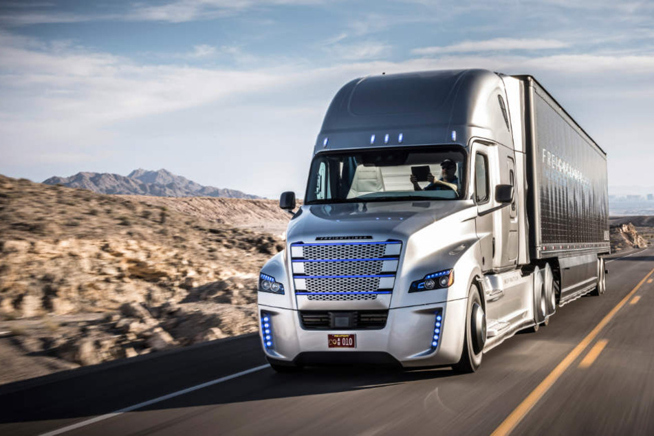 Schon 2015 präsentierte Daimler einen selbstfahrenden Lkw.
