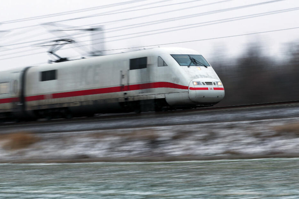 Der ICE war auf der Fahrt von Berlin nach Saarbrücken und wurde bei Ladenburg (Rhein-Neckar-Kreis) beschossen.