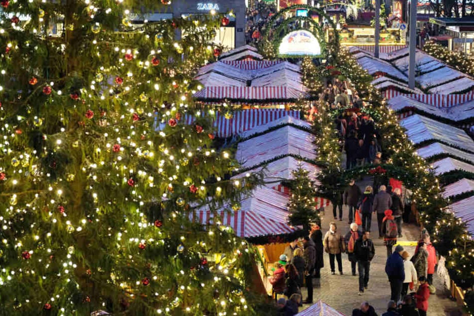 Auf dem Weihnachtsmarkt wurden die Beamten angegriffen. (Symbolbild)