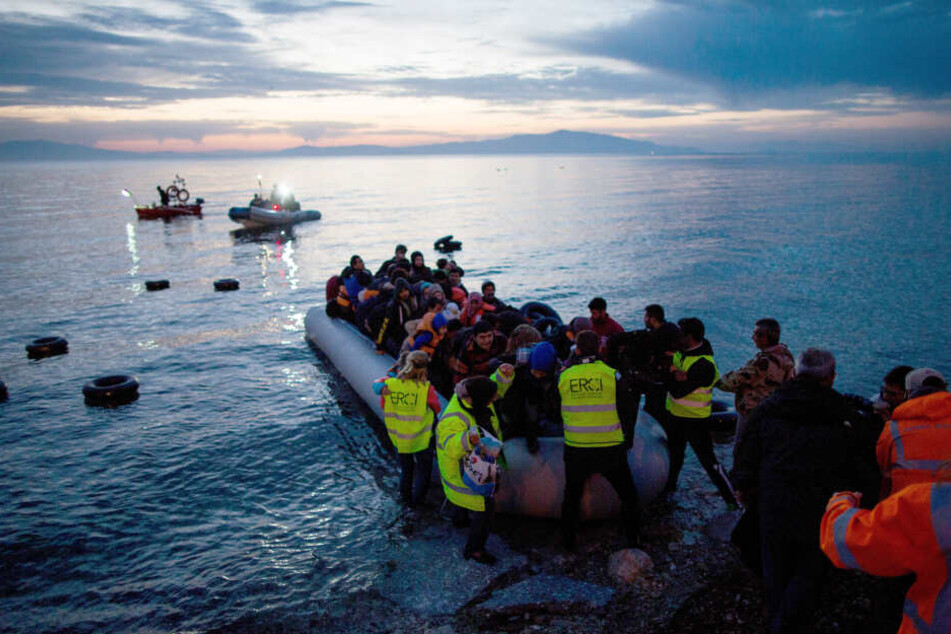 Migranten während ihres Eintreffens auf Lesbos!