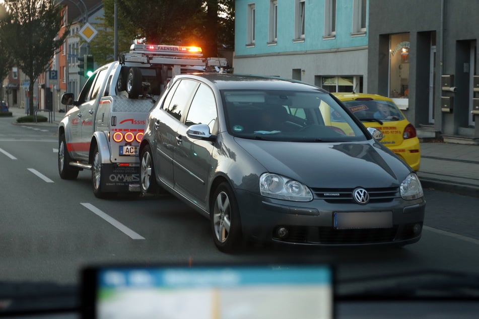Ein VW Golf wird abgeschleppt. In dem Fahrzeug saßen nach Zeugenaussage zwei Männer, die von einem MEK der Polizei festgenommen wurden.