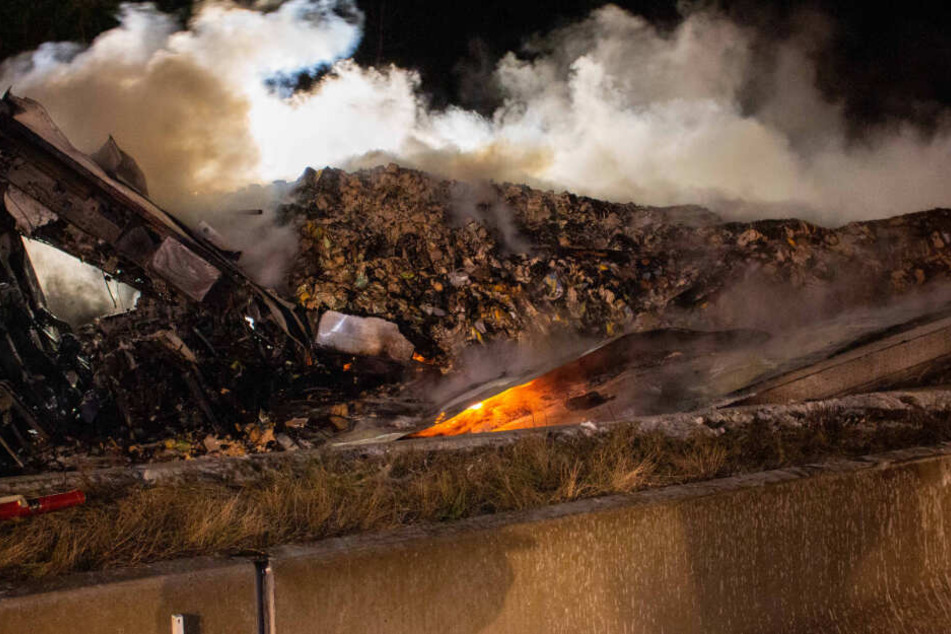 Die Löscharbeiten sind langwierig. Immer wieder schlagen Flammen aus Glutnestern.