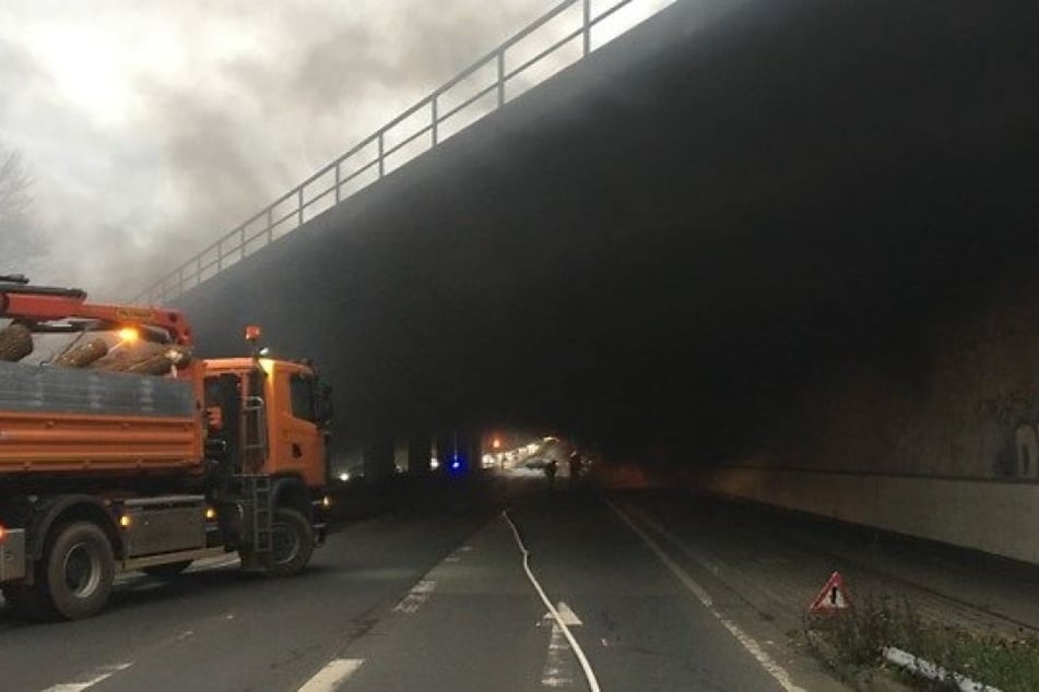 Zahlreiche Autos und Radfahrer wollten trotz Absperrung unter der Brücke durchfahren.