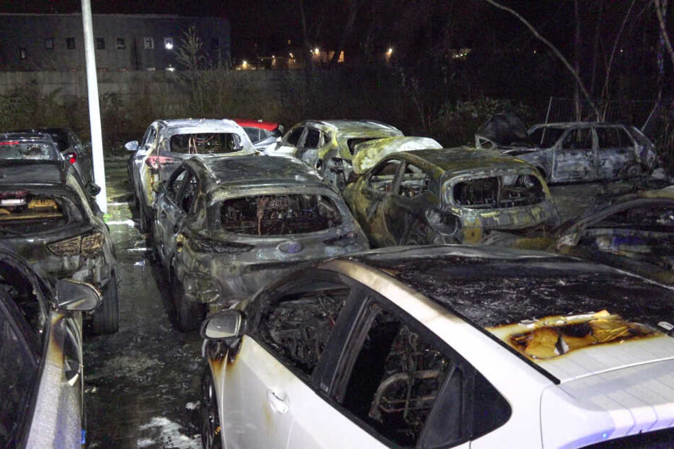 Der Schaden durch die abgebrannten Autos liegt bei geschätzten 400.000 Euro.