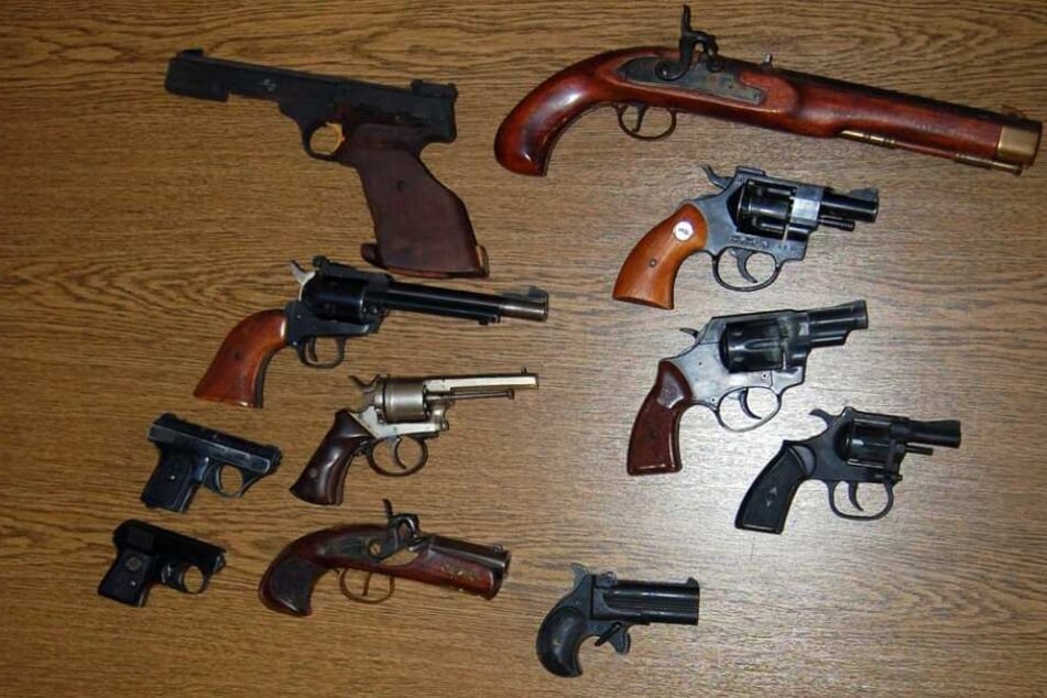 Ein Teil der 30 Schusswaffen, die die Polizei in Wuppertal beschlagnahmte.