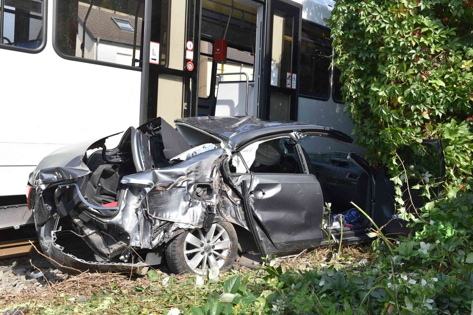 Die Straßenbahn hat den VW erfasst. Dabei wurde der Fahrer (83) im Auto eingeklemmt und lebensgefährlich verletzt.
