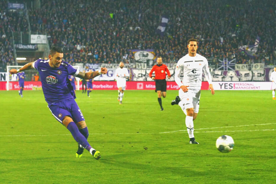 Gleich zweimal hatte Pascal Testroet (l.) nach toller Vorarbeit von Florian Krüger die Chance auf 3:0 zu stellen, beide Möglichkeiten aber vergab er. Später aber gelang ihm das Tor zum 3:1.
