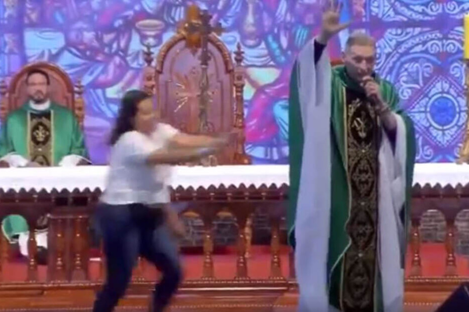 Hier sieht man die Frau, wie sie auf den Priester zu läuft.