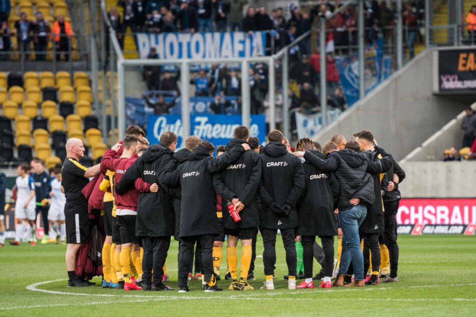 Gleich nach dem Abpfiff gab's im Mannschaftskreis eine kurze Ansprache von Trainer Markus Kauczinski.