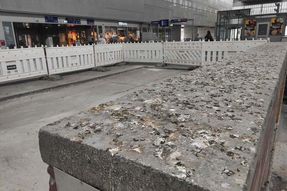 Hier fühlt sich niemand wohl! Die Mauer am geplanten Wartebereich ist voller Taubenkot.