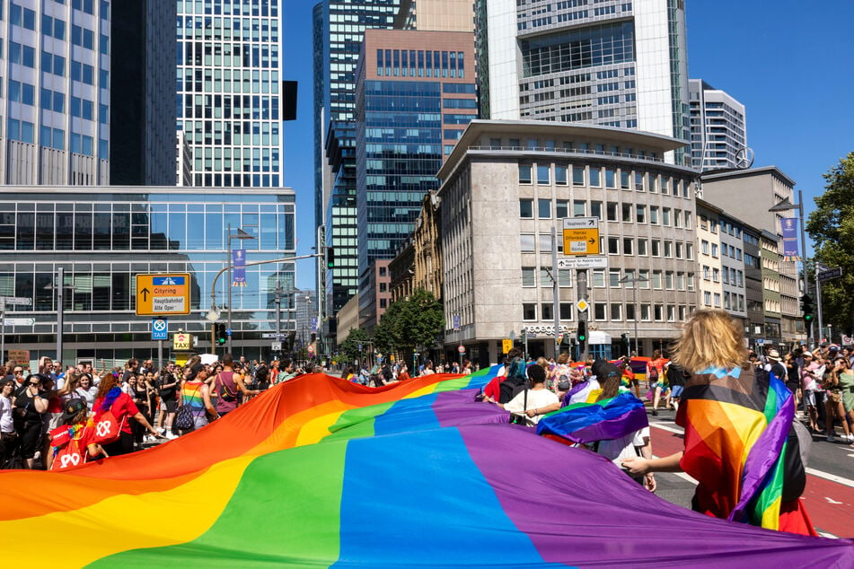 Bei strahlendem Sonnenschein und blauem Himmel haben rund 13.000 Menschen den Christopher Street Day (CSD) in Frankfurt gefeiert.