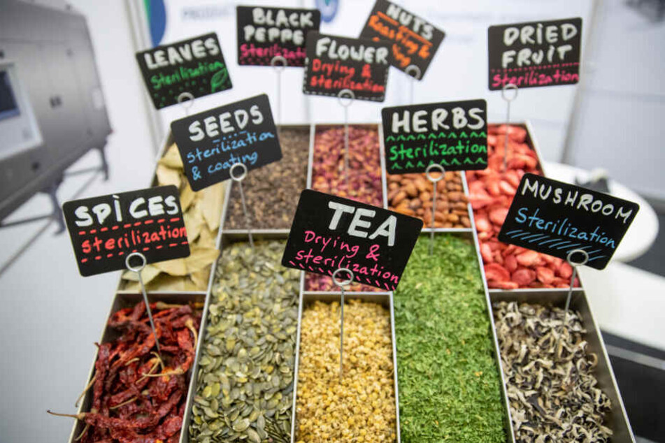 Per Infrarot getrocknete Gewürze, Saatgut, Blumen und Früchte liegen auf der Messe Biofach 2020 aus.