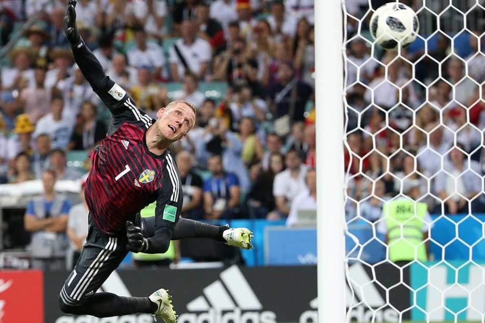 Olsen streckt sich vergebens, der Ball schlägt zum 2:1 in der 95. Minuten im schwedischen Tor ein.