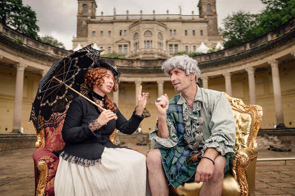 Die Ex-Schlossbewohner Rosalie von Rauch (Katharina Salomo) und der Earl of Findlater (Thomas Zahn) erwarten die Schlössernacht-Besucher im Römischen Bad.