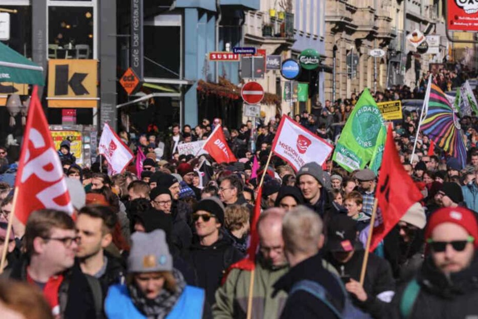 Die Gruppe Jugendlicher und Männer war am Samstag ebenfalls in Dresden unterwegs gewesen.