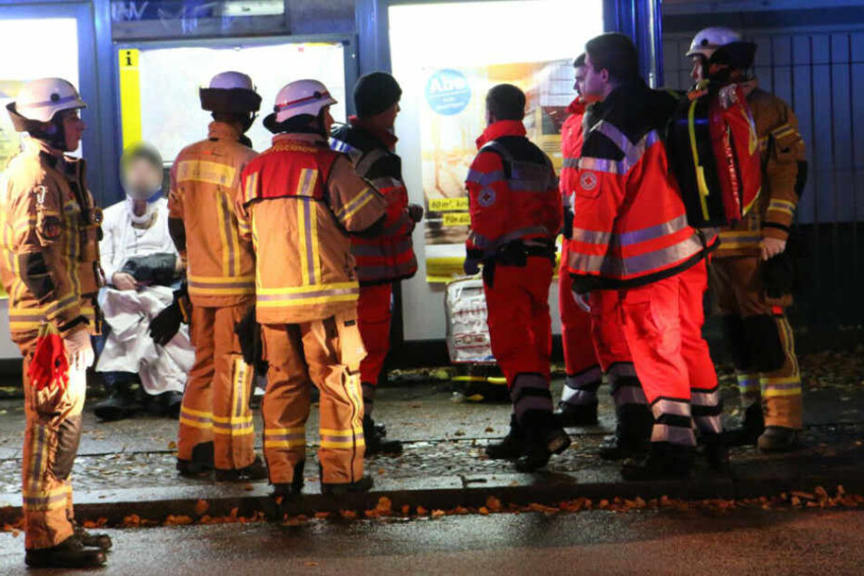 Rettungskräfte kümmern sich um einen Verletzten.