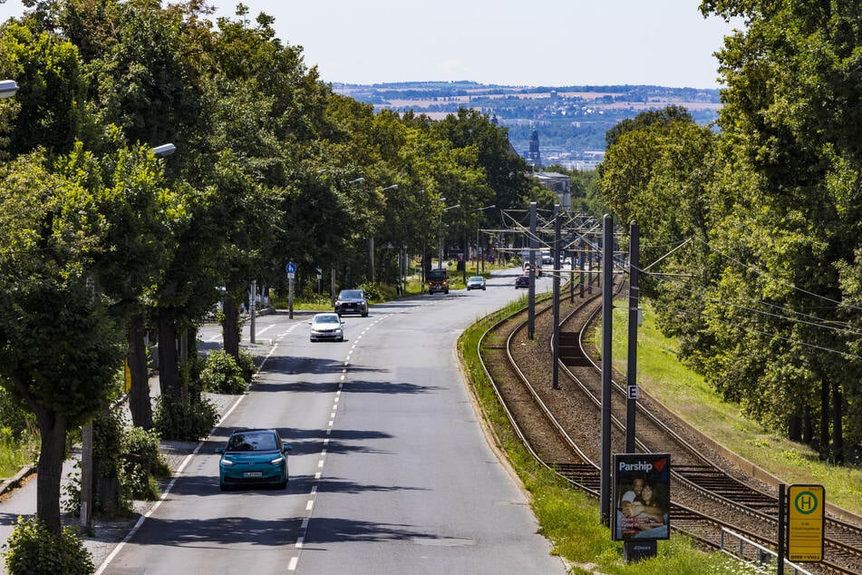 Der berauschte Fahrer blieb mit seinem Audi auf der Königsbrücker Straße im Gleisbett stecken. (Archivfoto)