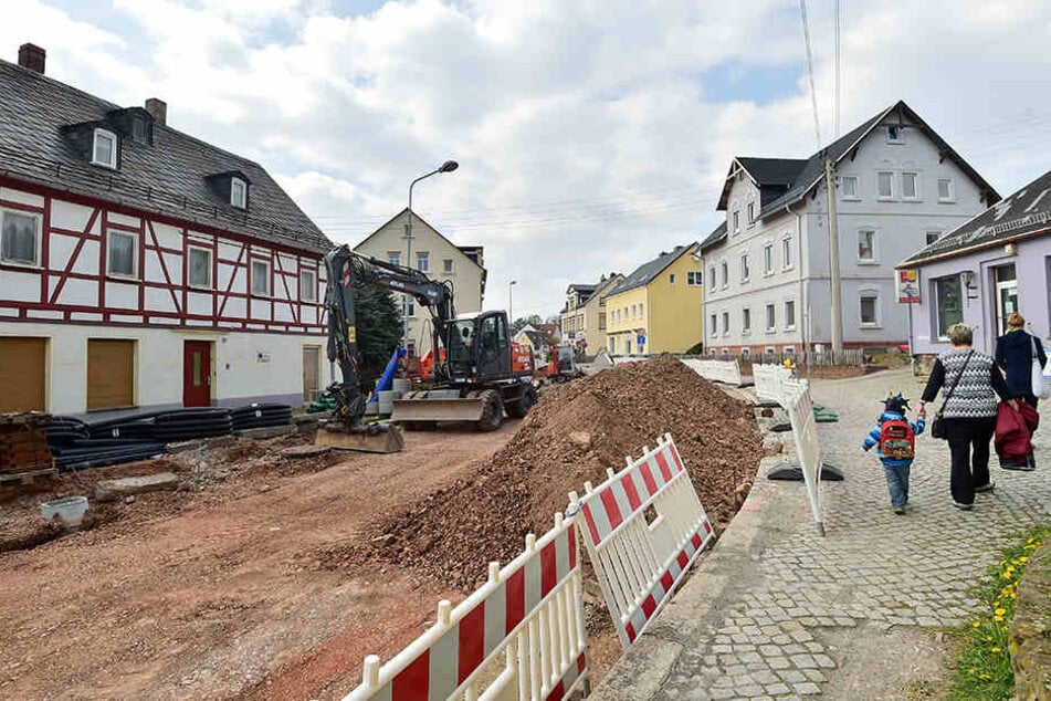 Auf der S239 wird in Neukirchen derzeit fleißig gebuddelt - mit Geld vom
Freistaat.